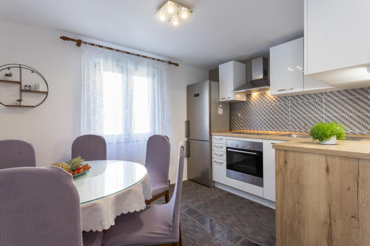 Apartments Lidija - Sea View Apartment With Exclusive Right Of Using Hot Tub Or Split Level Apartment With Exclusive Right Of Using Pool Подстрана Екстер'єр фото